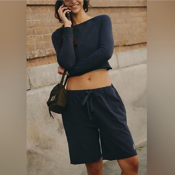 Free People movement hot shot set 2 PC Navy Blue Long Sleeve Crop Top Shorts Set - Picture 2 of 4